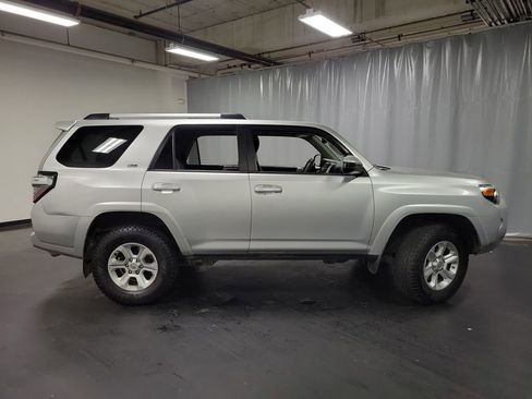 Used 2020 Toyota 4Runner SR5 AWD/4WD image 9