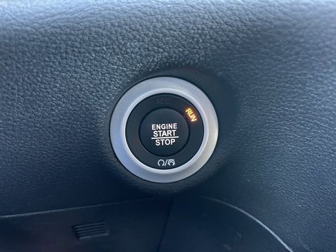 Used 2025 Chrysler Pacifica Limited image 48