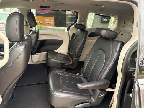 Used 2019 Chrysler Pacifica Touring-L w/ Tire & Wheel Group image 18