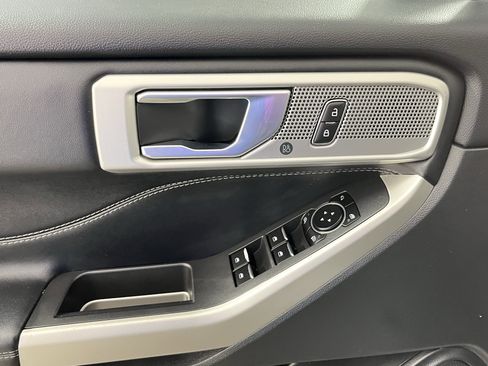 Used 2023 Ford Explorer Limited image 17
