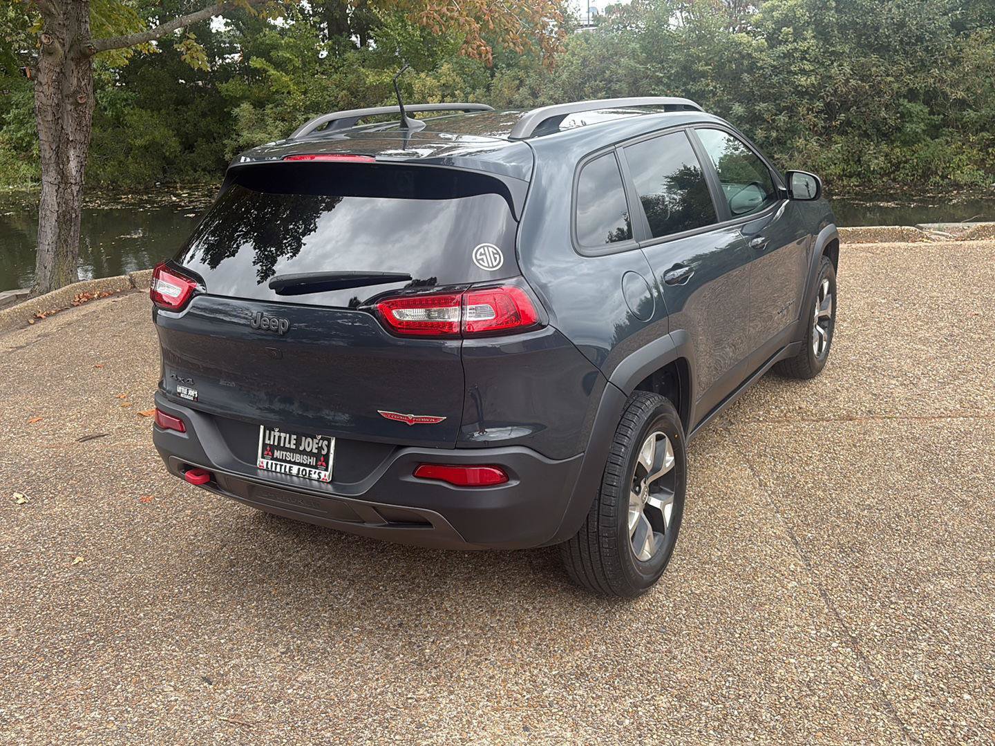 Used 2016 Jeep Cherokee Trailhawk w/ Leather Interior Group AWD/4WD image 5