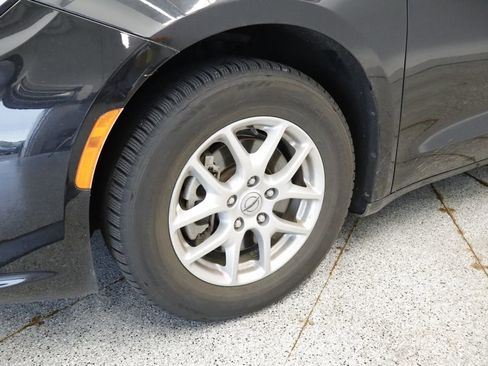 Used 2023 Chrysler Pacifica Touring-L FWD image 12