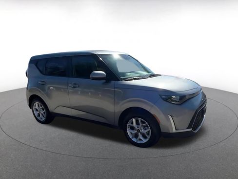 Used 2025 Kia Soul LX w/ LX Technology Package FWD image 2