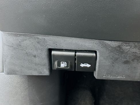 Used 2025 Nissan Versa SV FWD image 17