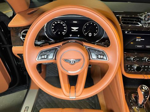 Used 2022 Bentley Bentayga AWD/4WD image 32