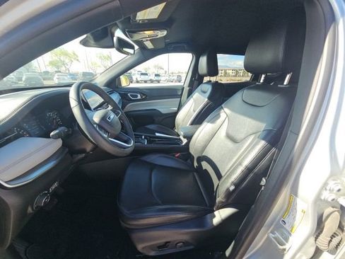 Used 2025 Jeep Compass Limited image 7