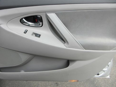 Used 2010 Toyota Camry LE FWD image 22