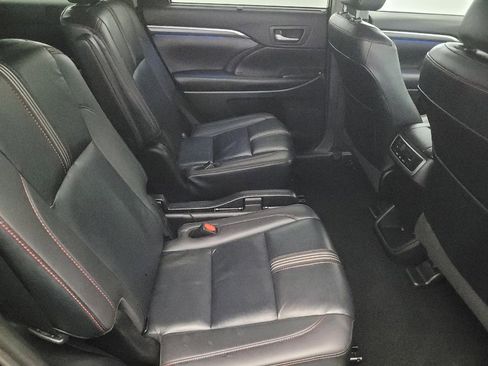 Used 2019 Toyota Highlander SE image 19