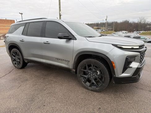 Used 2025 Chevrolet Traverse RS w/ LPO, Floor Liner Package image 3
