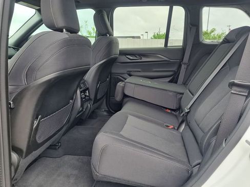 Used 2025 Jeep Grand Cherokee Laredo X RWD image 18