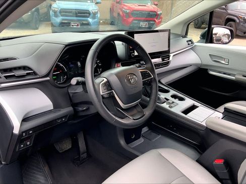 Used 2025 Toyota Sienna XLE image 17