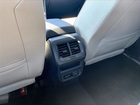 Used 2020 Volkswagen Tiguan SE image 29
