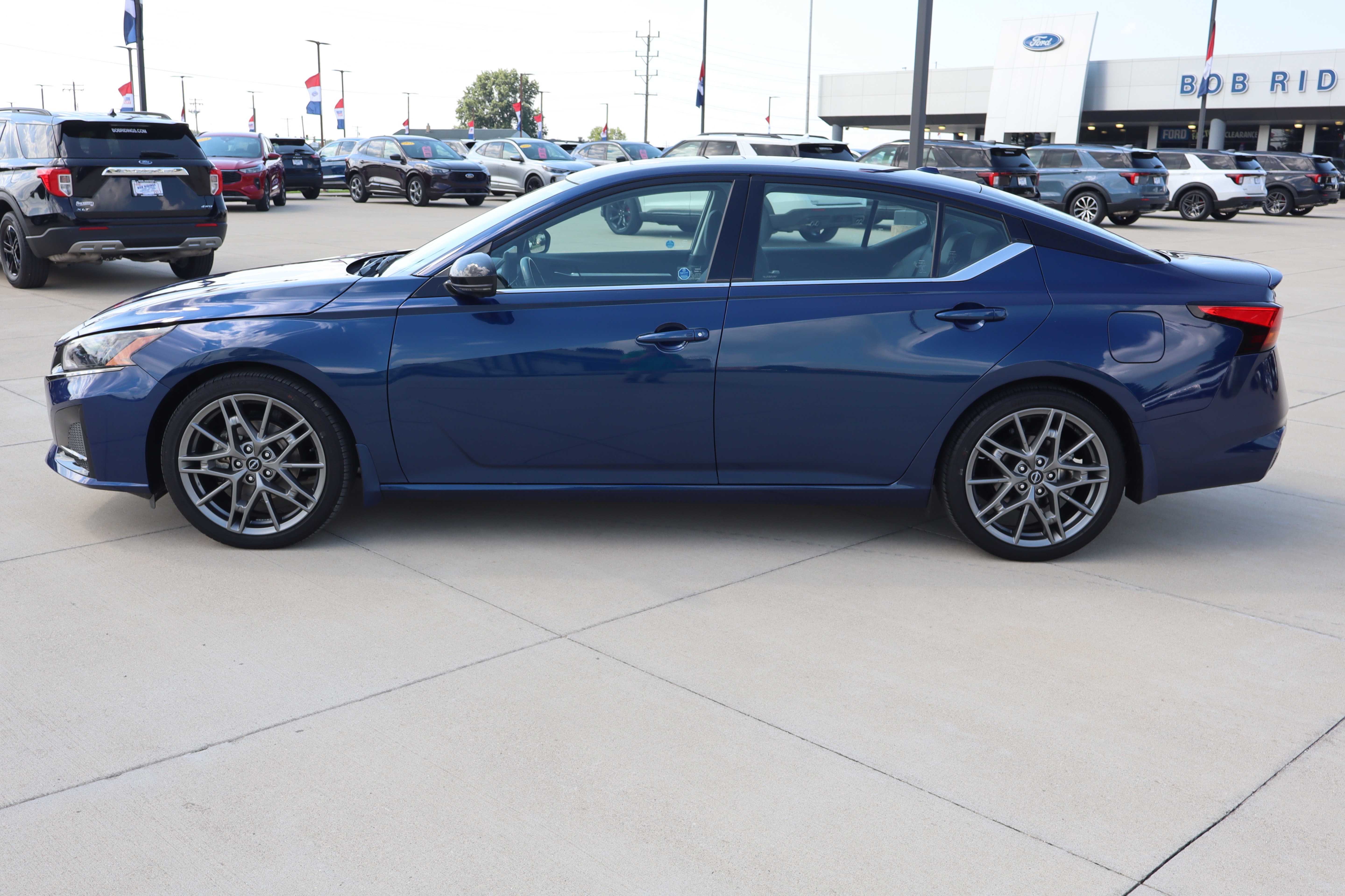 Used 2023 Nissan Altima 2.0 SR FWD image 8