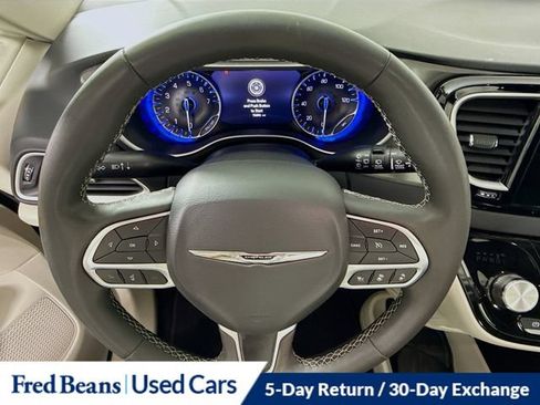 Used 2023 Chrysler Pacifica Touring-L FWD image 16