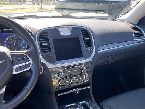 Used 2019 Chrysler 300 Touring w/ Sport Appearance Package image 5