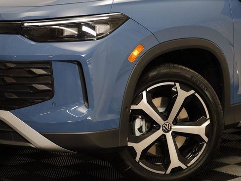 New 2025 Volkswagen Tiguan SE image 3
