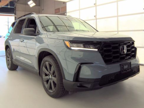 Used 2025 Honda Pilot Sport image 4
