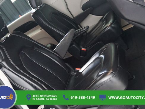 Used 2023 Chrysler Pacifica Touring-L FWD image 13