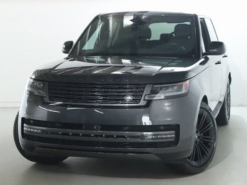 Used 2025 Land Rover Range Rover SE AWD/4WD image 3