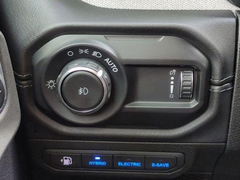 Used 2025 Jeep Wrangler Unlimited Sahara AWD/4WD image 17