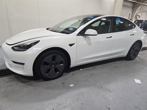 Used 2023 Tesla Model 3 Standard Range image 3
