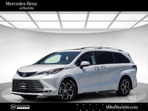 Used 2025 Toyota Sienna Platinum AWD/4WD image 1