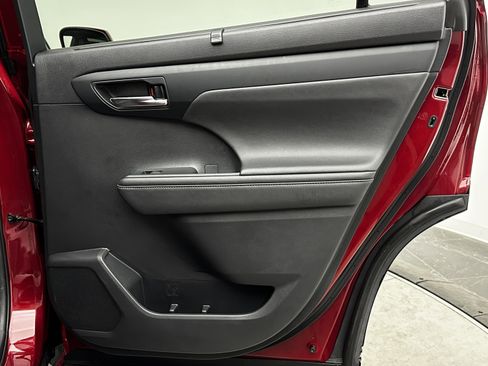 Used 2020 Toyota Highlander XLE image 31