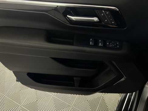 Used 2025 Chevrolet Suburban RST image 26
