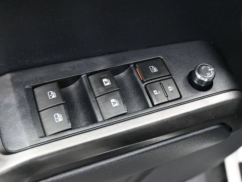Used 2018 Toyota Tacoma TRD Sport AWD/4WD image 3