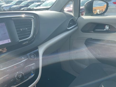 Used 2024 Chrysler Voyager LX image 38