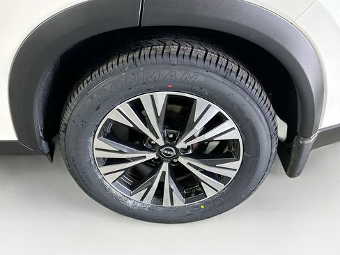 Used 2023 Nissan Rogue SV w/ SV Premium B Package image 11