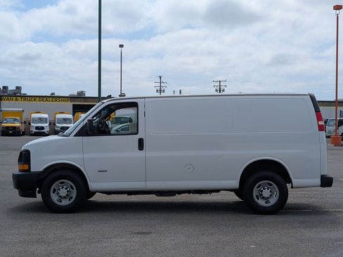 Used 2017 Chevrolet Express 3500 image 4