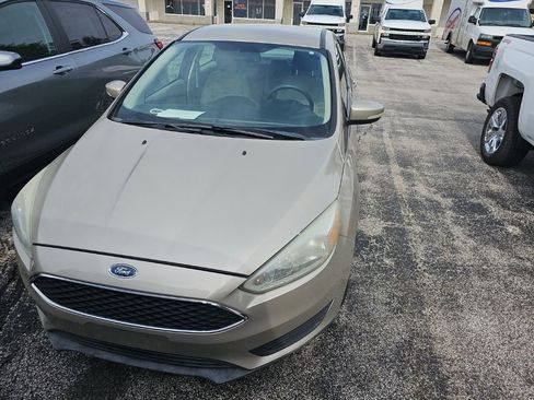 Used 2017 Ford Focus SE FWD image 2
