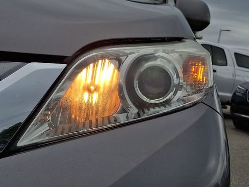 Used 2016 Toyota Sienna XLE Premium AWD/4WD image 10