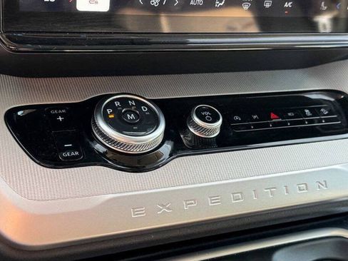 Used 2025 Ford Expedition Active AWD/4WD image 37