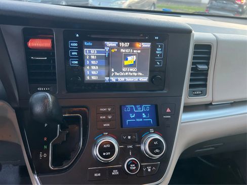 Used 2015 Toyota Sienna LE FWD image 15