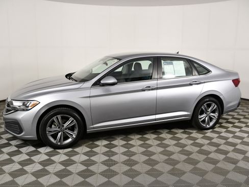 Used 2024 Volkswagen Jetta SE FWD image 9