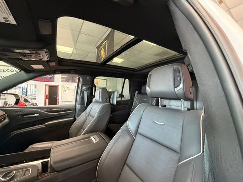 Used 2023 Cadillac Escalade Premium Luxury AWD/4WD image 19