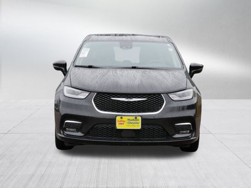 Certified 2024 Chrysler Pacifica Touring-L image 2