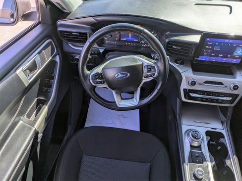 Used 2022 Ford Explorer XLT image 18