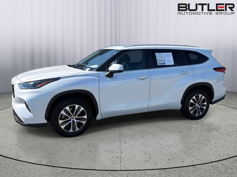 Used 2023 Toyota Highlander XLE FWD image 3