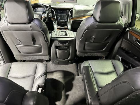 Used 2017 Cadillac Escalade Luxury AWD/4WD image 34