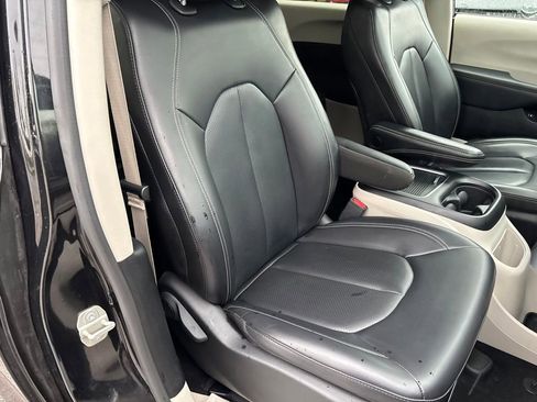 Used 2023 Chrysler Pacifica Touring-L FWD image 46