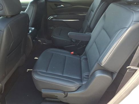 Used 2025 Chevrolet Traverse LT FWD image 12