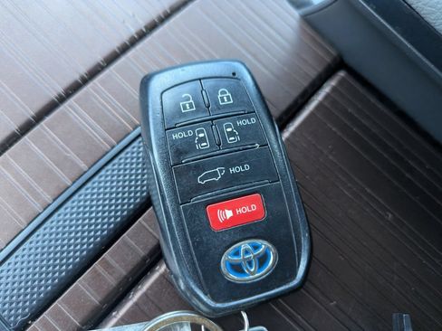 Used 2021 Toyota Sienna XLE AWD/4WD image 34