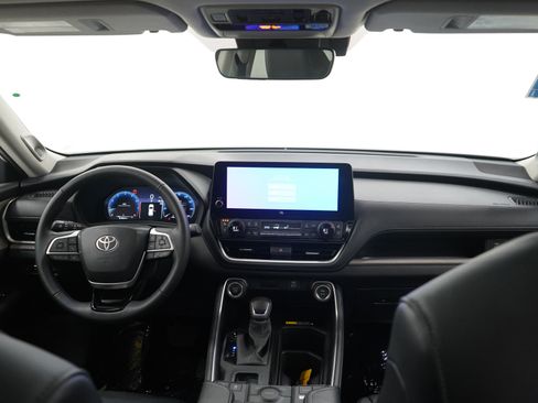 Used 2025 Toyota Grand Highlander AWD image 13