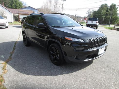 Used 2018 Jeep Cherokee Latitude w/ Altitude Package image 3
