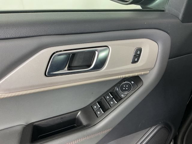 Used 2025 Ford Explorer Active AWD/4WD image 13