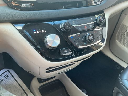 Used 2021 Chrysler Voyager Lxi image 13