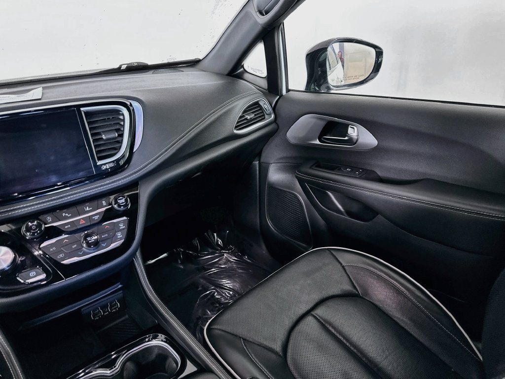 Certified 2025 Chrysler Pacifica Limited FWD image 35